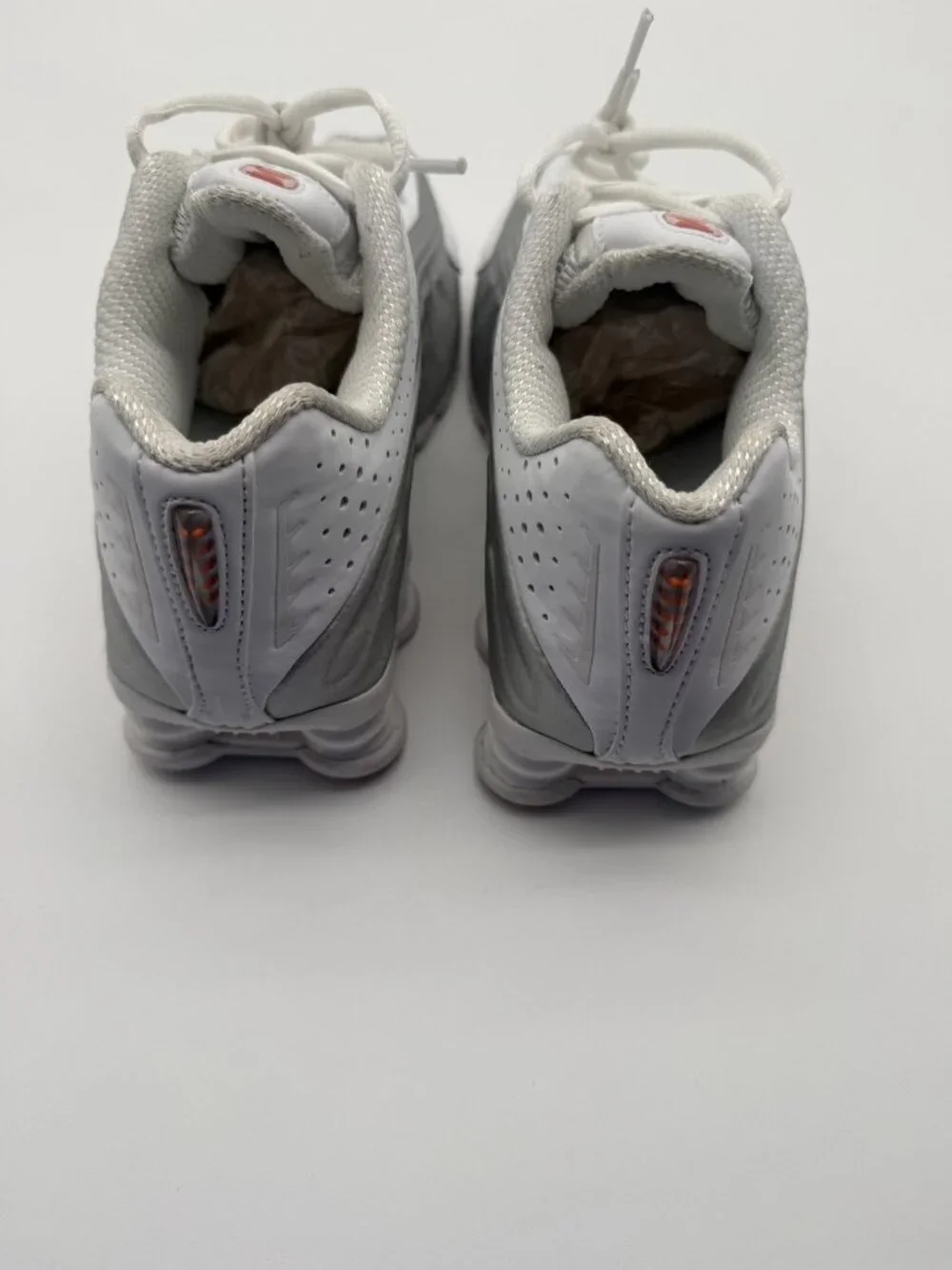 New Nike Shox R4 Shoes Women's Size 6 White Silver Running AR3565 101 Sneakers